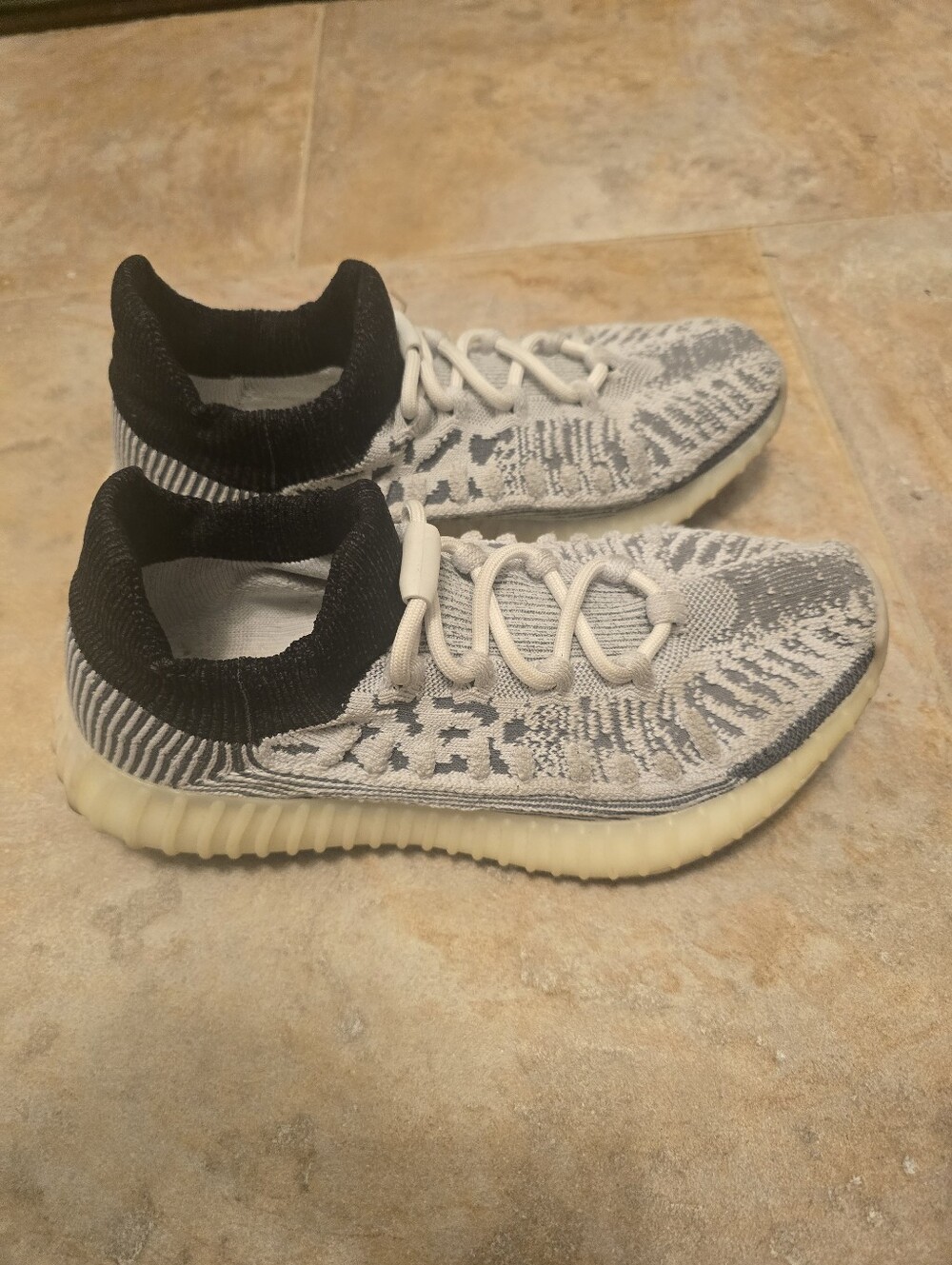 Yeezy Boost 350 V2 CMPCT “Slate Bone” Sneakers 🤍🖤
